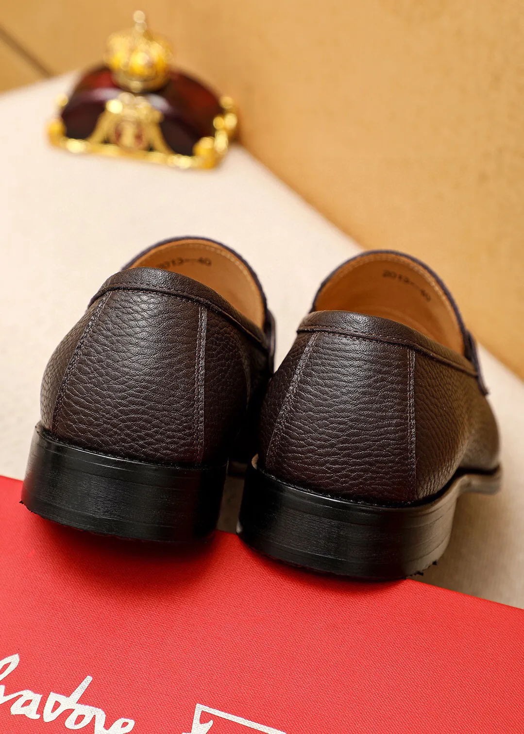 Men's shoes 💰460 💐 Product trademark: Ferragamo "Ferragamo" casual leather shoes Regular size: 38-44 (45🉑️customized) Product materials: Selected imported first-layer pebbled calfskin upper + luxury hardware buckle, imported water-dyed cow leather lining. Strong three-dimensional visual effect, original combination outsole Color: 2⃣️colors available
